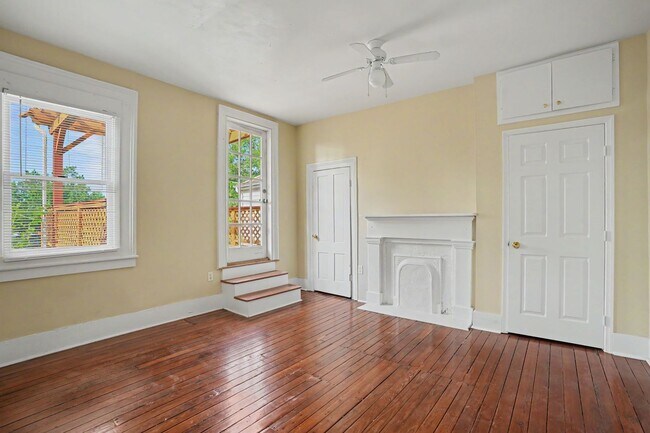 Building Photo - 2 Bedroom Charmer with Sundeck, Wood Floors, and High Ceilings
