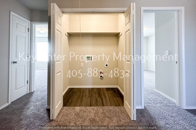 Building Photo - Gorgeous 3 Bed 2.5 Bath Two Story Home in Heart Of Yukon!