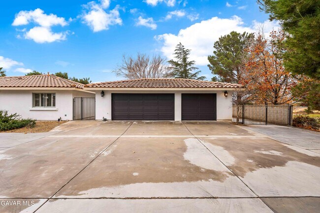 Building Photo - 41901 Cll Clarita