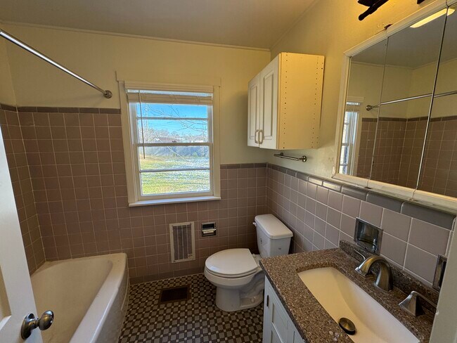 Building Photo - 432 Woodvale Ln