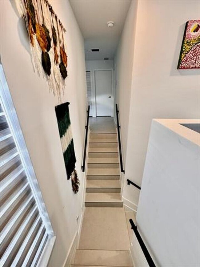 Building Photo - 1081 Wilshire Cir E