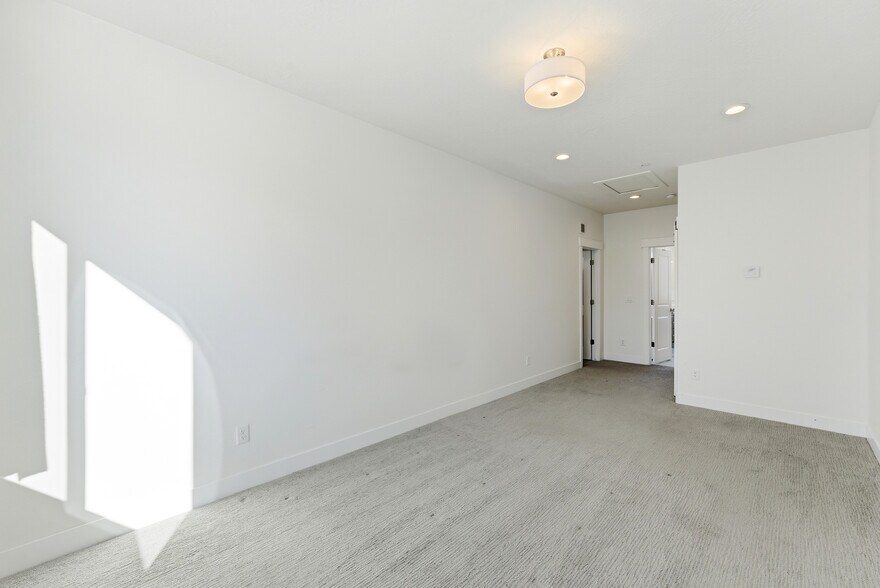 Building Photo - 3342 Santa Fe Rd