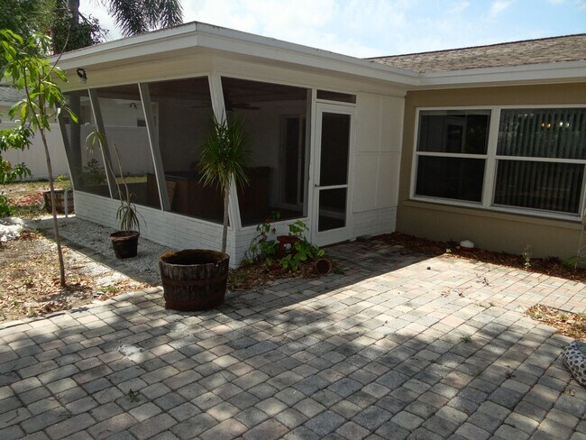 Building Photo - Gorgeous 3/2 in Clearwater