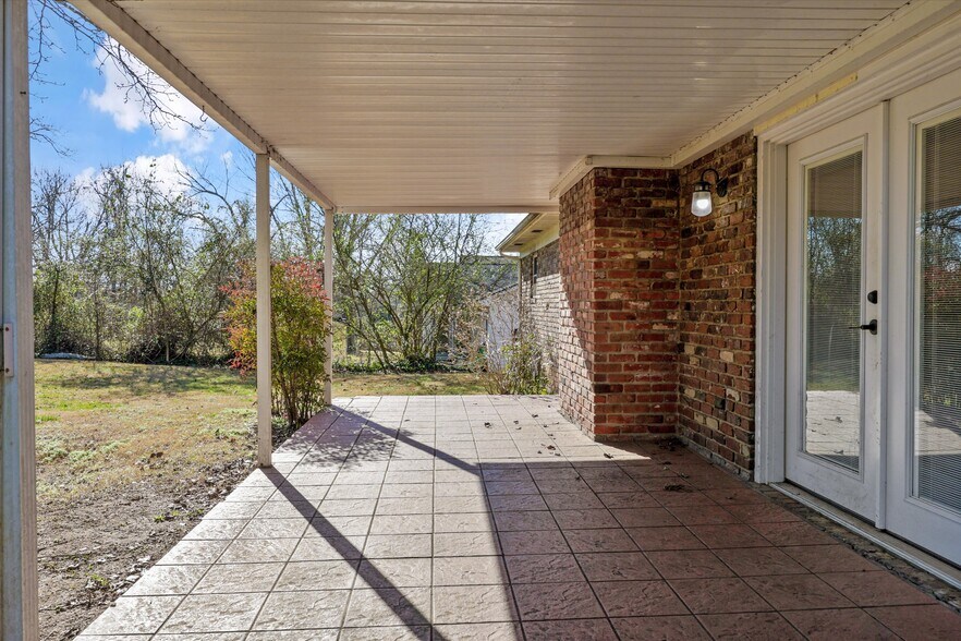 Building Photo - 930 Corning Rd