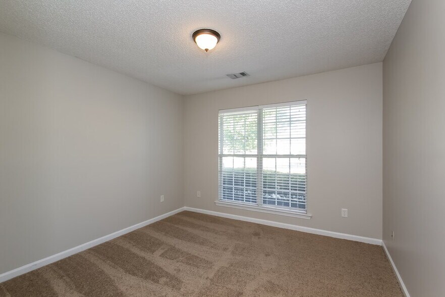 Building Photo - 310 The Gables Dr