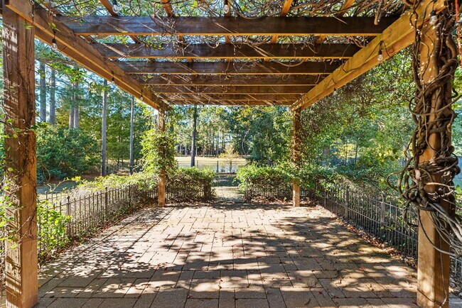 Building Photo - 554 Camellia Ct