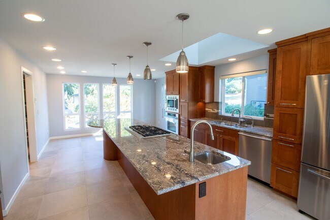 Building Photo - 5Bd/2.5Ba Redmond Home
