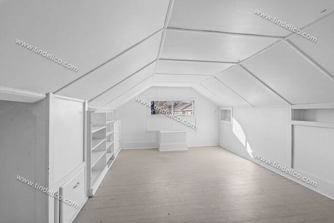 Building Photo - 4-bedroom 2-bathroom home located blocks from University of Portland- Pet Friendly!