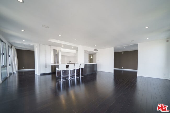 Building Photo - 800 W 1st St