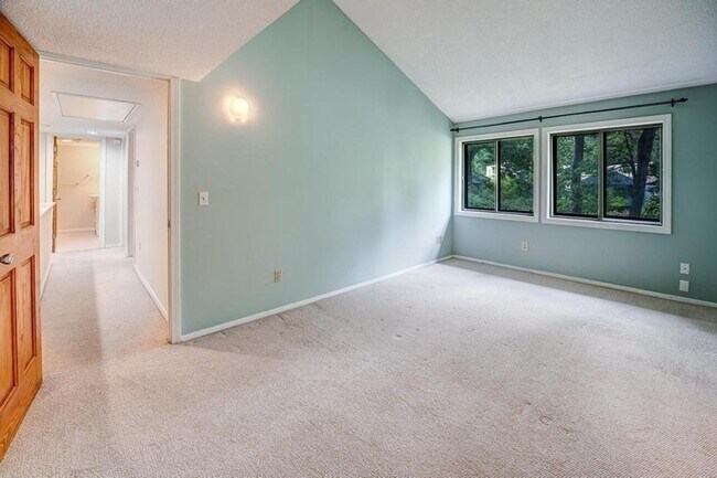 Building Photo - 559 Great Elm Way