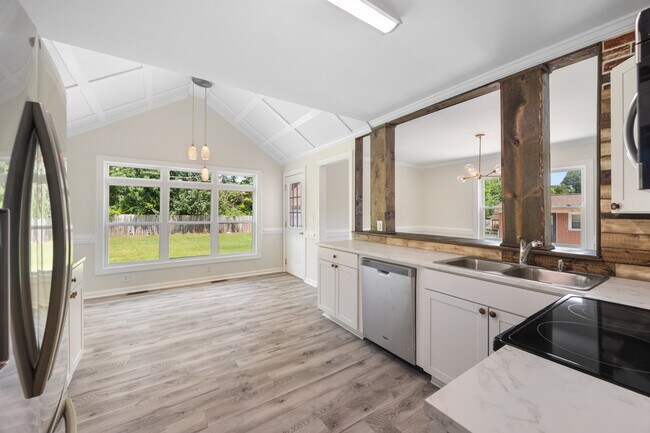 Building Photo - 111 Forest View Dr