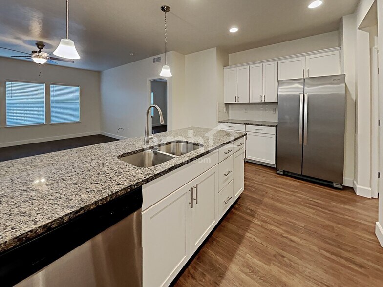 Building Photo - 302 E Sicily Dr