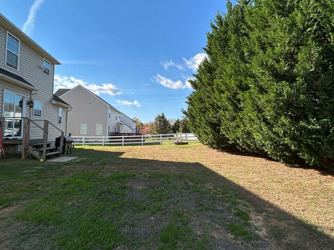 Building Photo - 84 Laks Ct