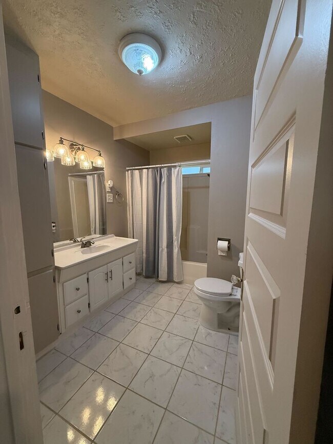 Building Photo - Beautiful 3B/2Ba Ranch in Longview on Lake...