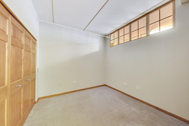 Building Photo - 873 N Larrabee St