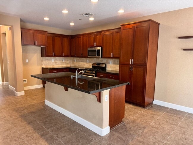 Building Photo - Lovely 3/2.5 in perfect location!