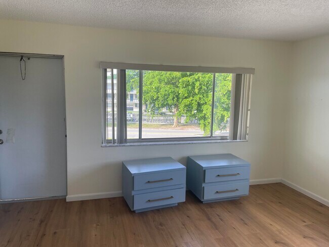 Building Photo - 555 Purdy Ln