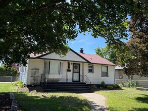 Building Photo - Audubon-Downriver Neighborhood 4 bedroom, 1 bath corner lot with large, fenced yard