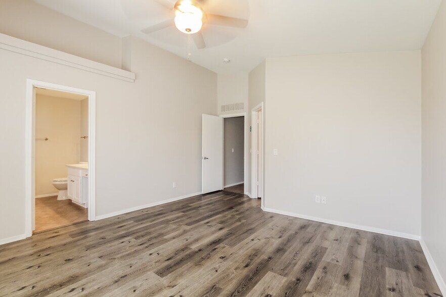 Building Photo - 12821 W Crocus Dr