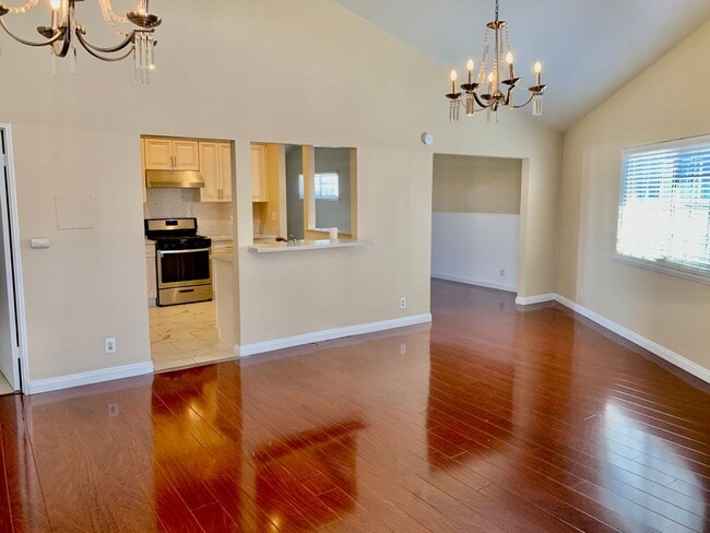 Building Photo - Charming Single Story Home