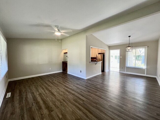 Building Photo - 3-Bedroom Home In Laurel Manor - Fenced Ba...