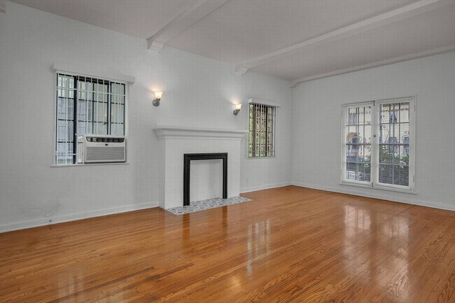 Building Photo - Stunning Old-World Hollywood Unit