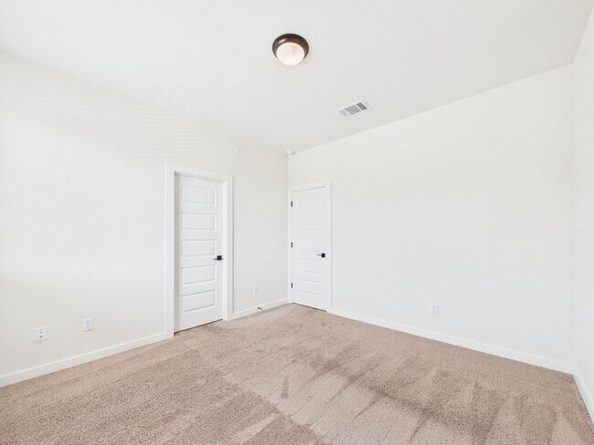 Building Photo - Great Townhouse with private yard