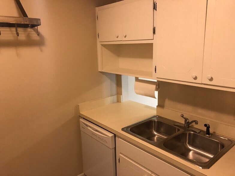 Building Photo - 2601 Hillsboro Pike