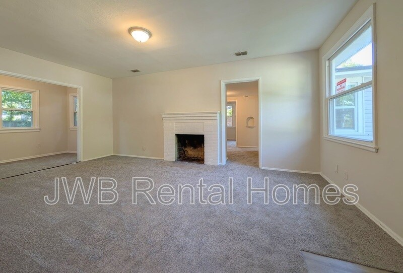 Building Photo - 1045 Fairwood Ln S
