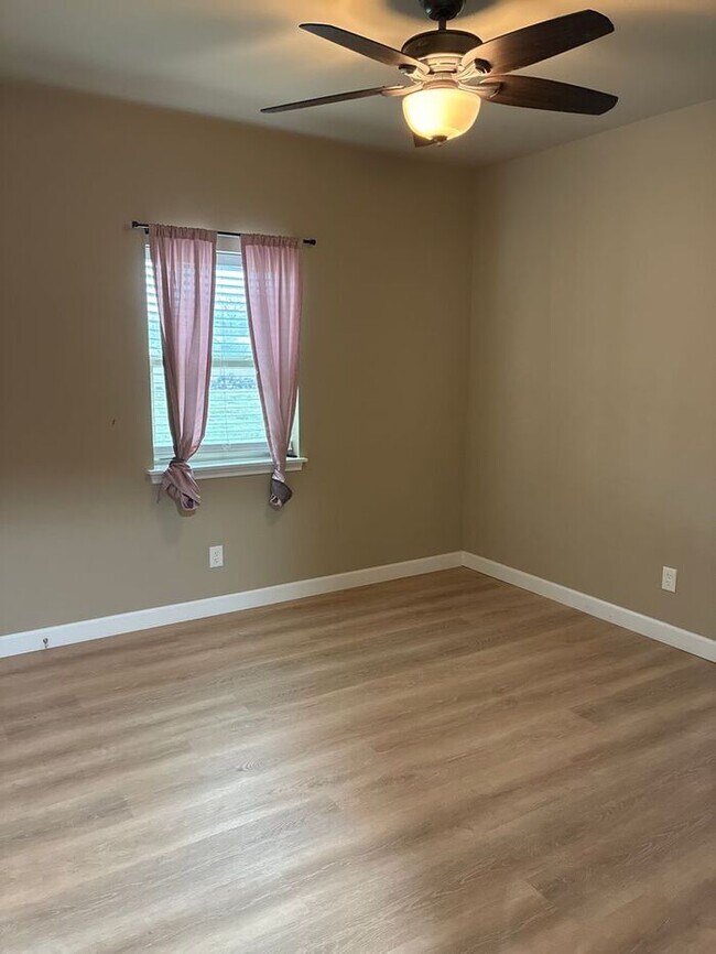 Building Photo - 5BR/3BA w/ Front Yard + Assigned Parking in Kingsbury, TX