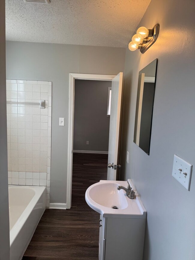 Building Photo - 944 Semmes St