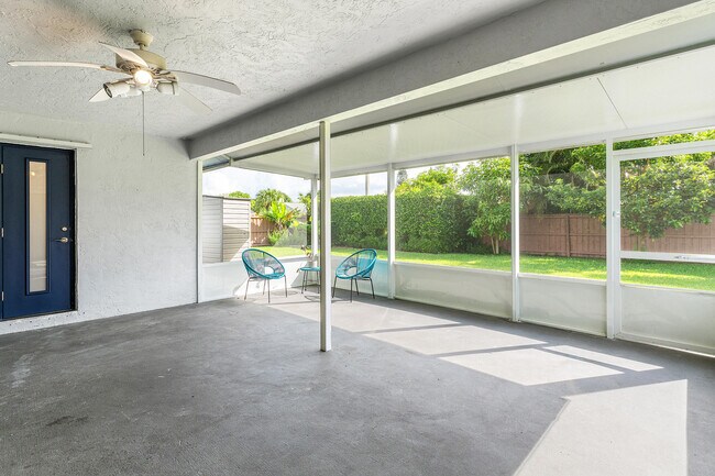 Building Photo - 1100 Basswood Pl