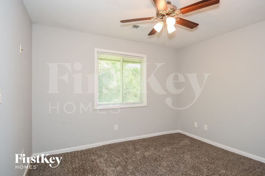 Building Photo - 4800 Victoria Ln