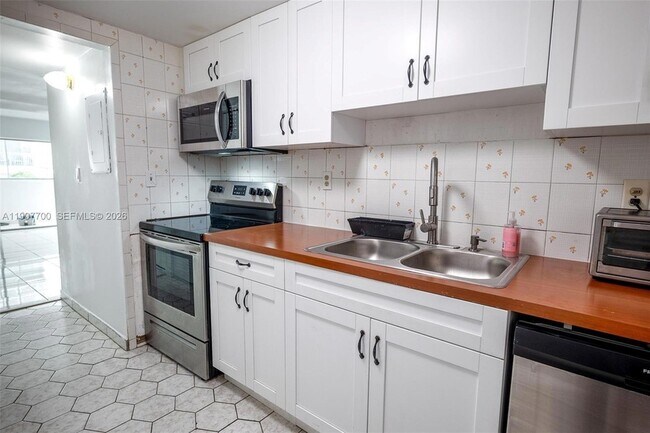 Building Photo - 750 NW 43rd Ave