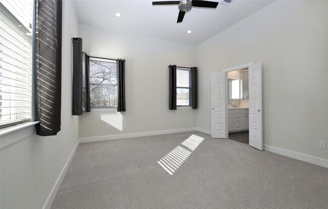 Building Photo - 506 W Donovan St