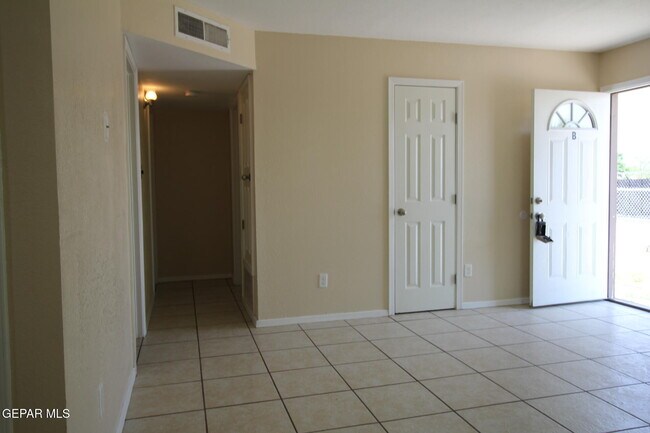 Building Photo - 9145 Begonia Pl