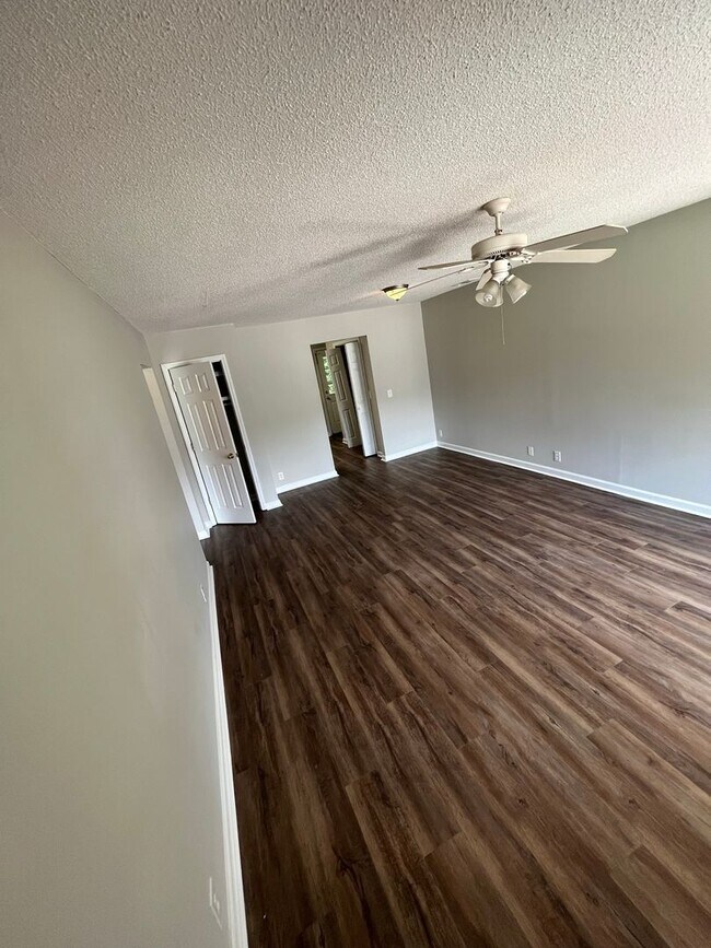 Building Photo - 807 Ash St Ext