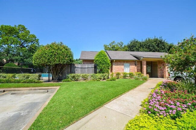 Building Photo - 978 Memorial Village Dr