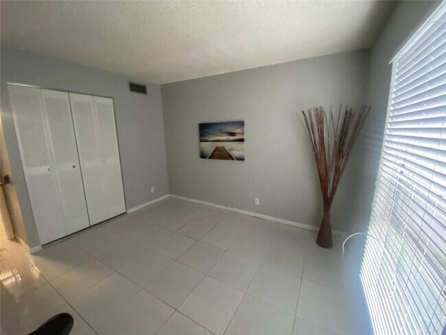Building Photo - 21 Jacaranda Dr