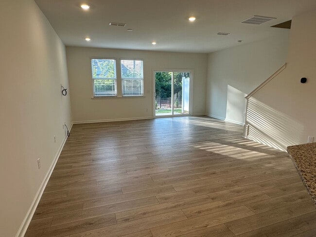Building Photo - 166 Parker Ln