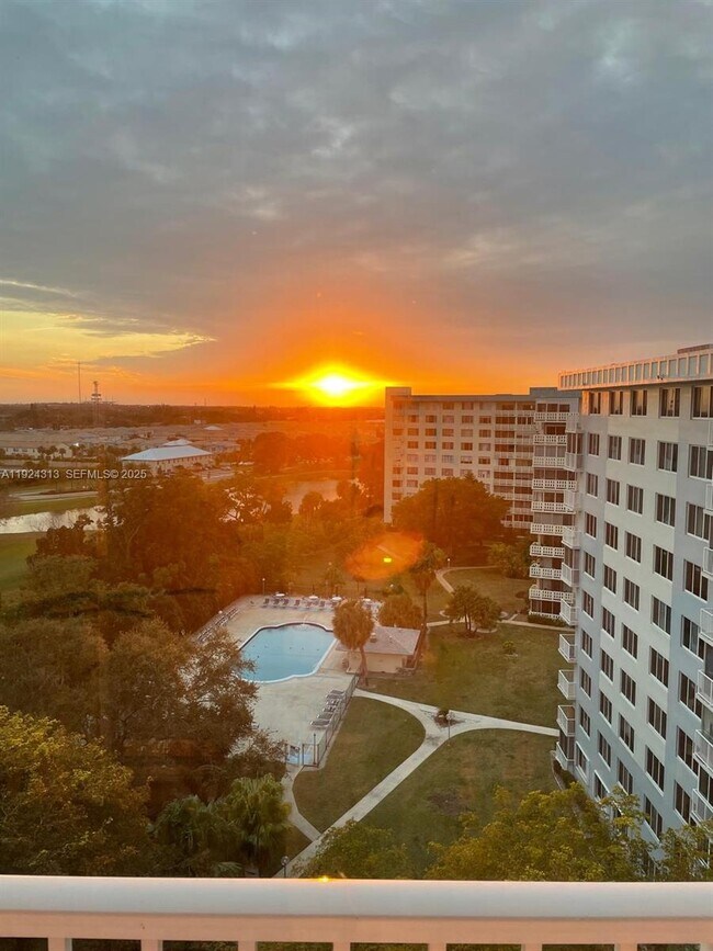 Building Photo - 4200 Hillcrest Dr