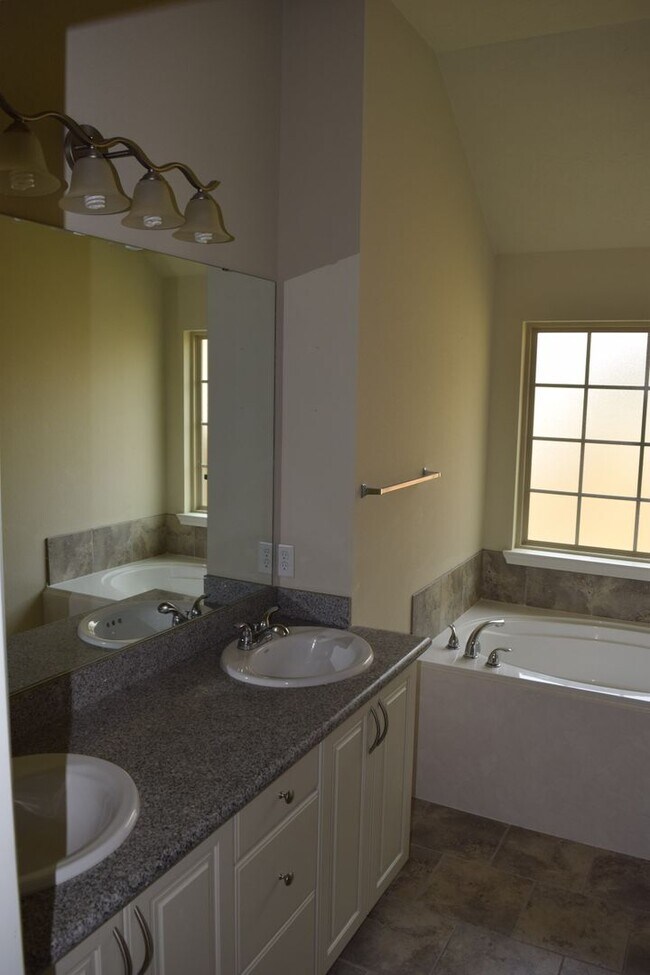 Building Photo - Stunning 3 Bed, 2 Bath in Creek Meadows!