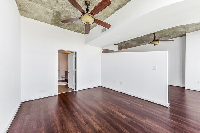 Building Photo - 5925 Almeda Rd