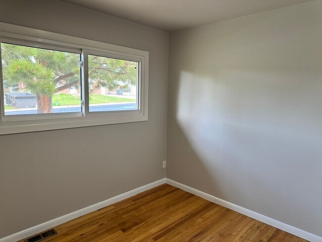 Building Photo - 5 Bedroom ,3 bathroom Single Family Unit