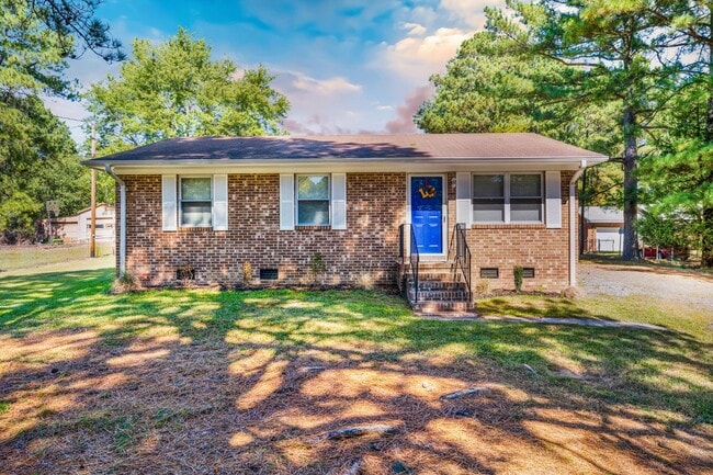 Building Photo - Charming 3-bed/2 bath home with large yard, screened deck located minutes from Brier Creek!