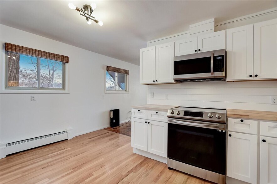 Kitchen - 1719 Carver St