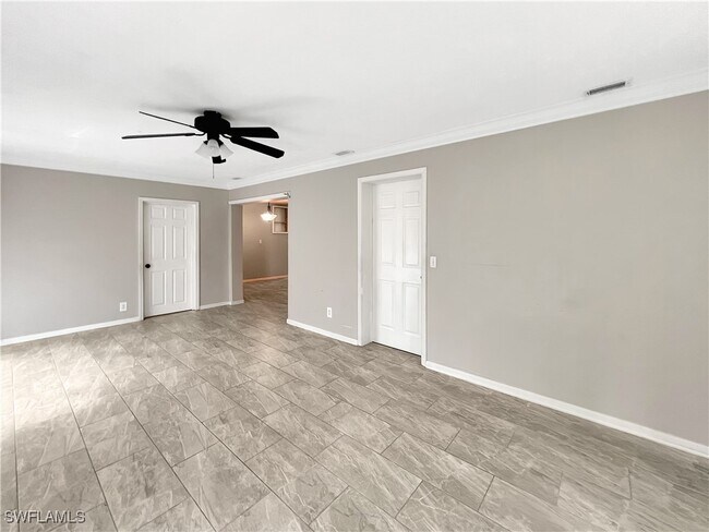 Building Photo - 2210 Parkview Dr