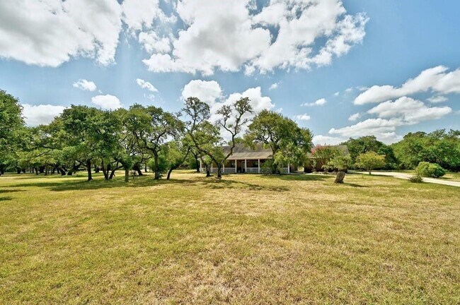 Building Photo - 200 Oak Hollow Ln