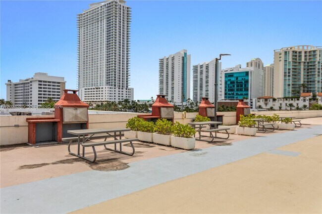 Building Photo - 17021 N Bay Rd
