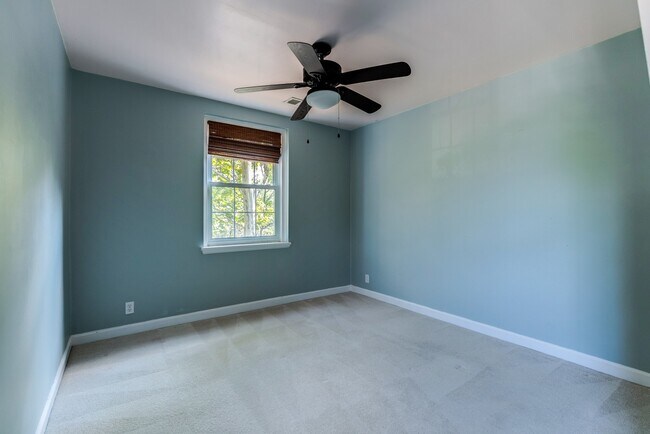 Building Photo - Gorgeous End Unit 2 Bedroom 2 Bath Near Sh...